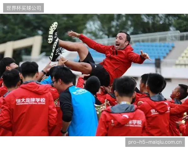 卡塔尔队后段体能下降明显，教练组被迫采用长传冲吊战术。